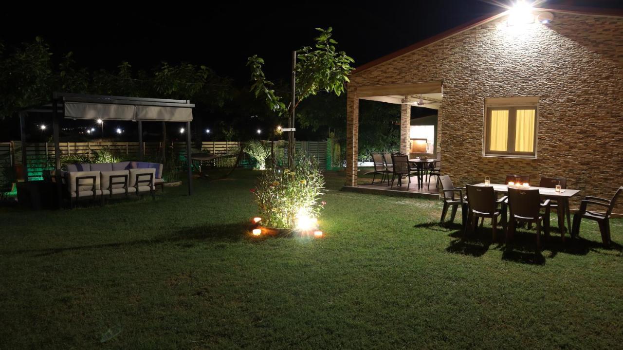 Costa Petra - Luxury Seaside Cottage With Garden - Vacation House For Families In Greece Nea Mesagkala Exterior photo